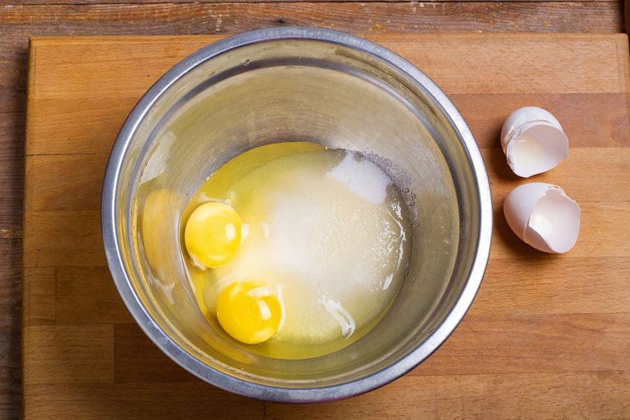 Bate el azúcar y los huevos en el tazón