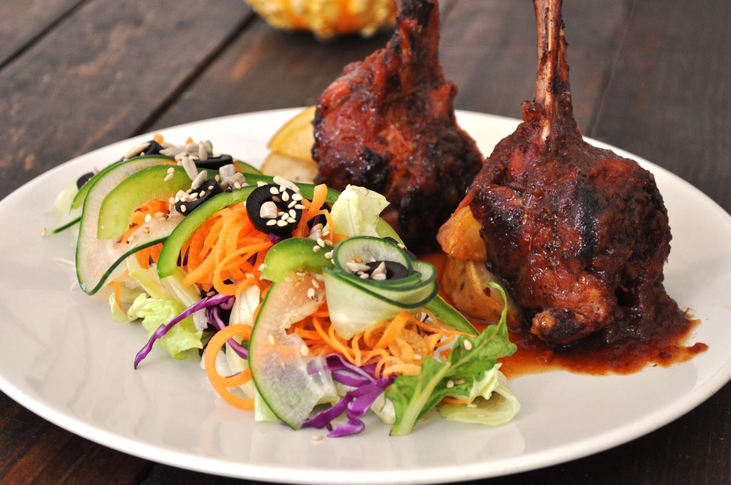 5 deliciosas opciones de ensalada para acompañar tu pollo relleno