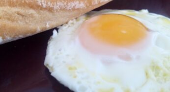 Cómo calentar un huevo frito en el microondas sin arruinarlo