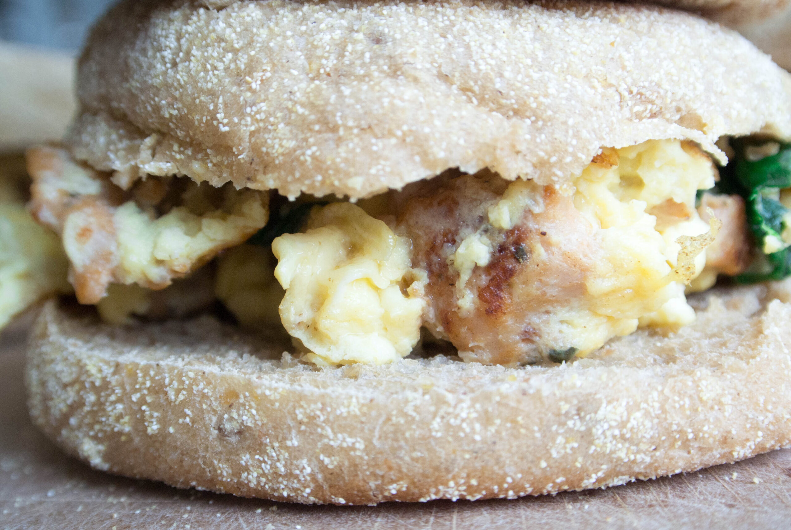 ¡Aprende cómo calentar tu sandwich perfectamente en el microondas!