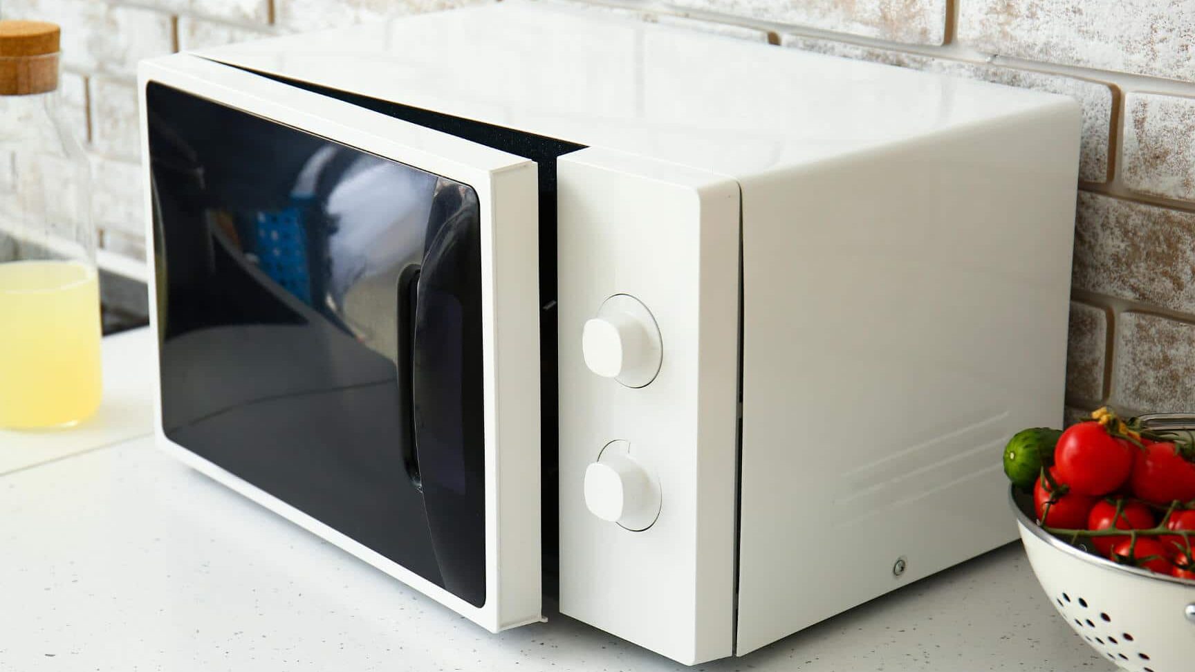 ¿Tu microondas echa chispas? Descubre cómo solucionarlo fácilmente