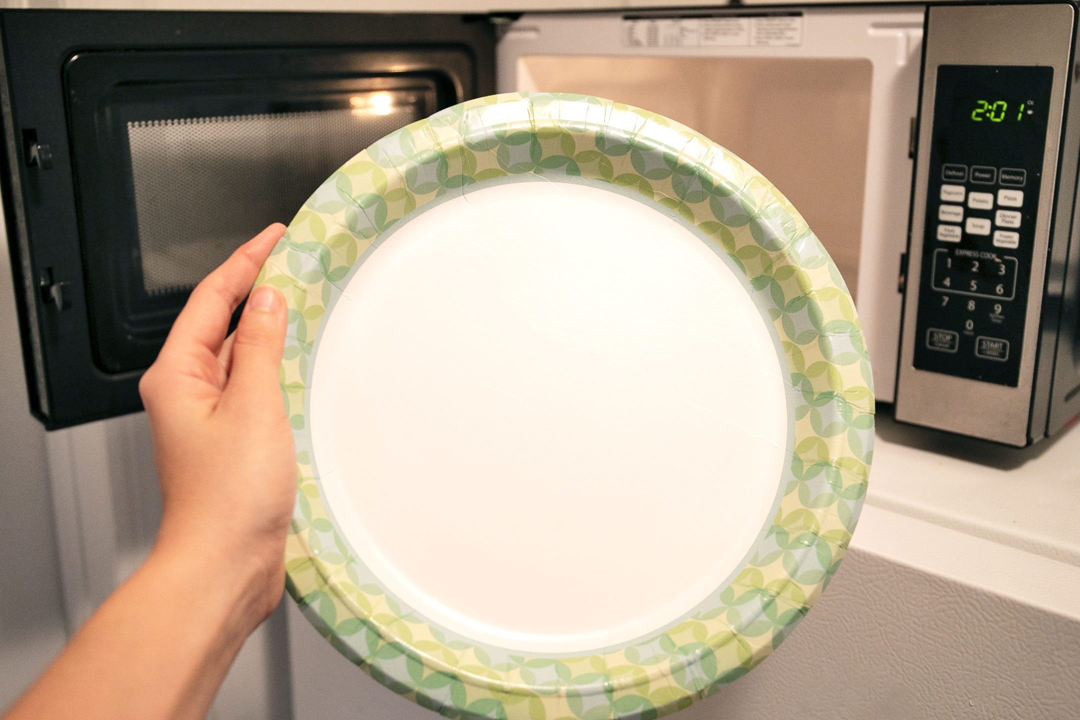 ¿Es seguro poner papel en el microondas? Descubre la respuesta aquí