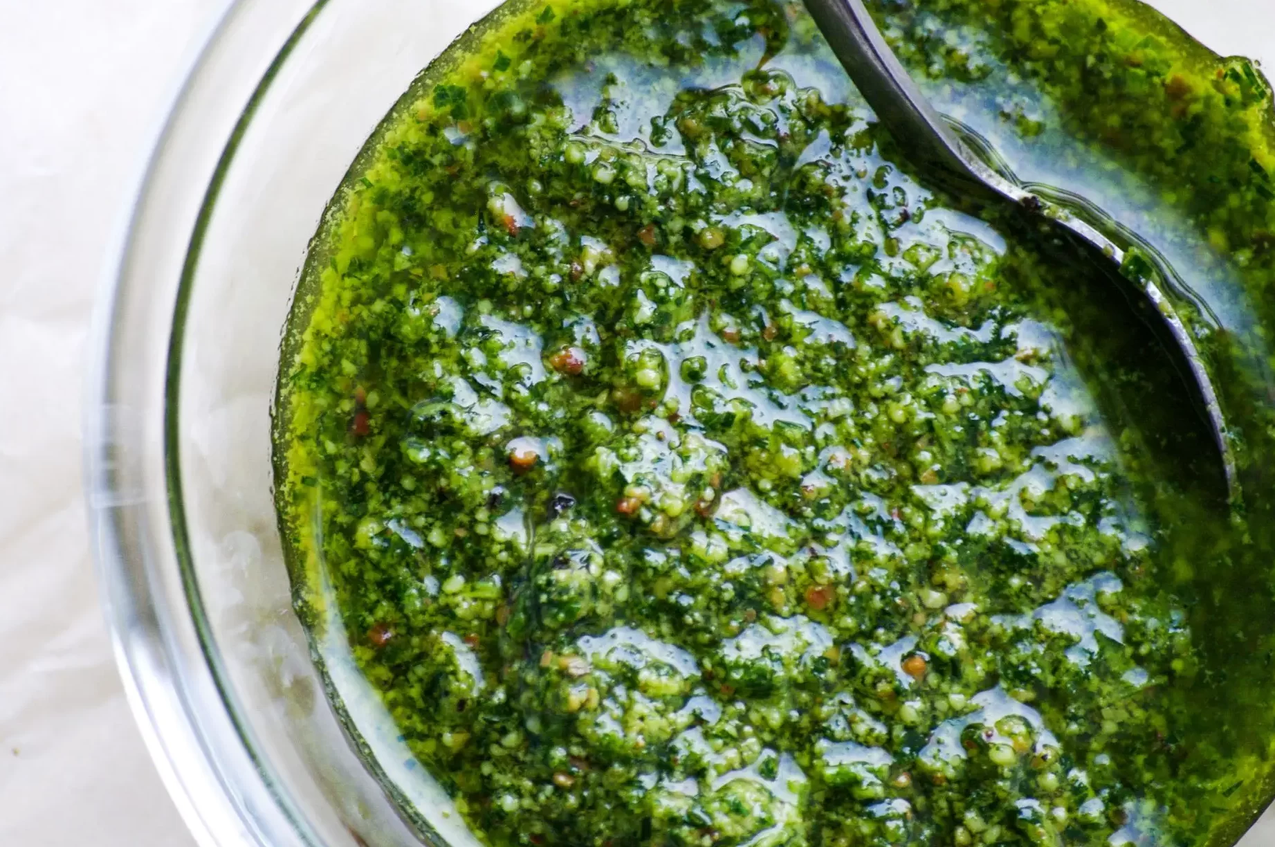 ¿Cuánto tiempo puedes guardar el pesto en tu cocina?